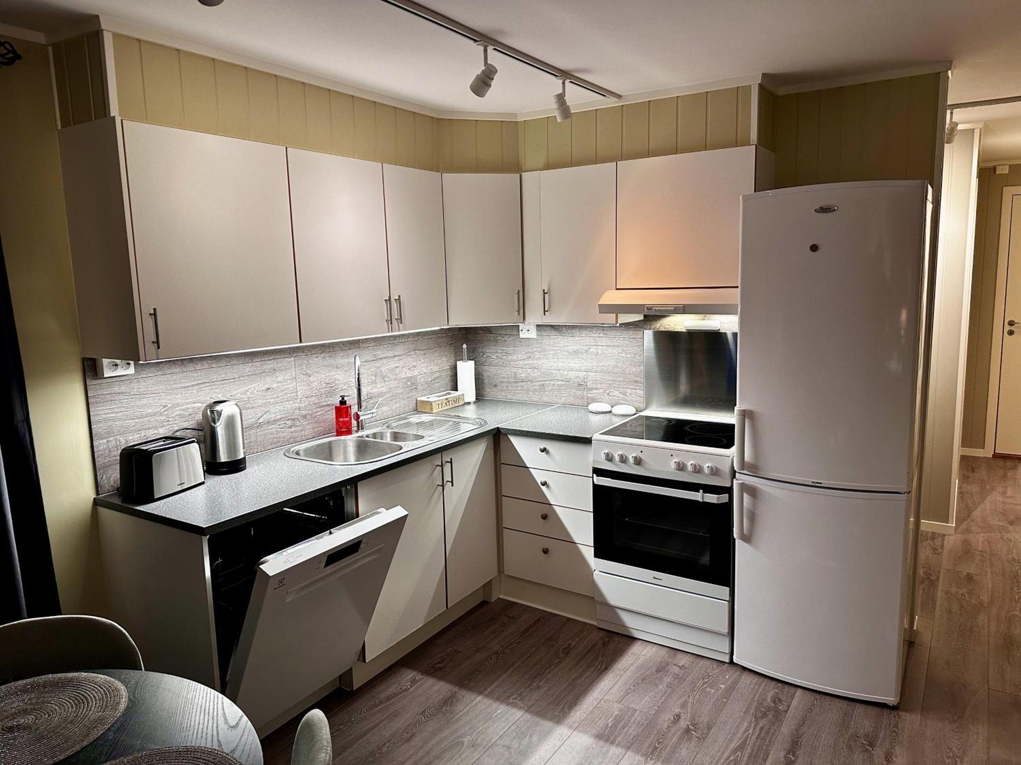 Apartment Med 1 Soverom I Tromso/kvaloysletta Med Flott Beliggenhet Og God Utsikt. Kort Vei Til Flyplass. *